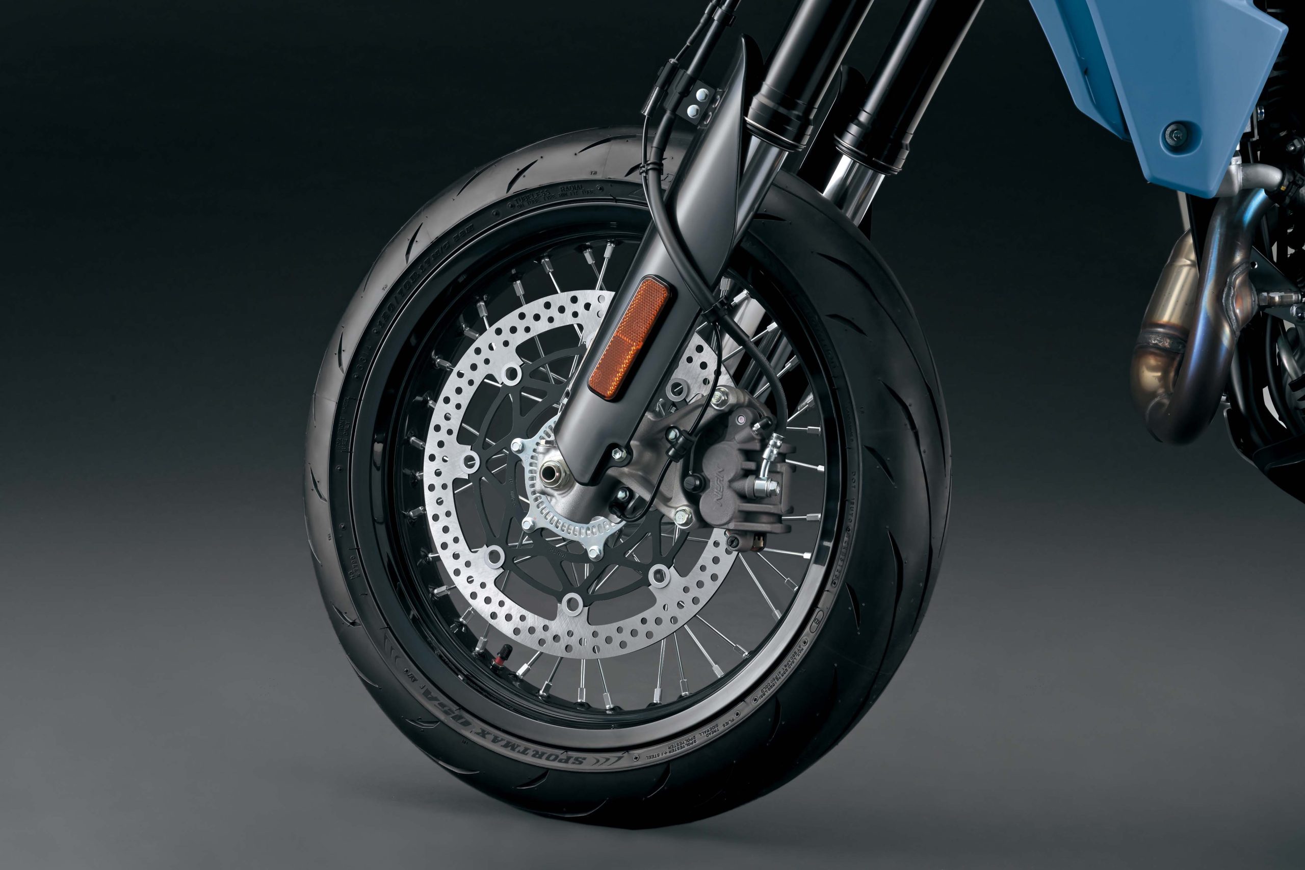 Suzuki_DR_Z400SMRLM5_Front_wheel_and_tire