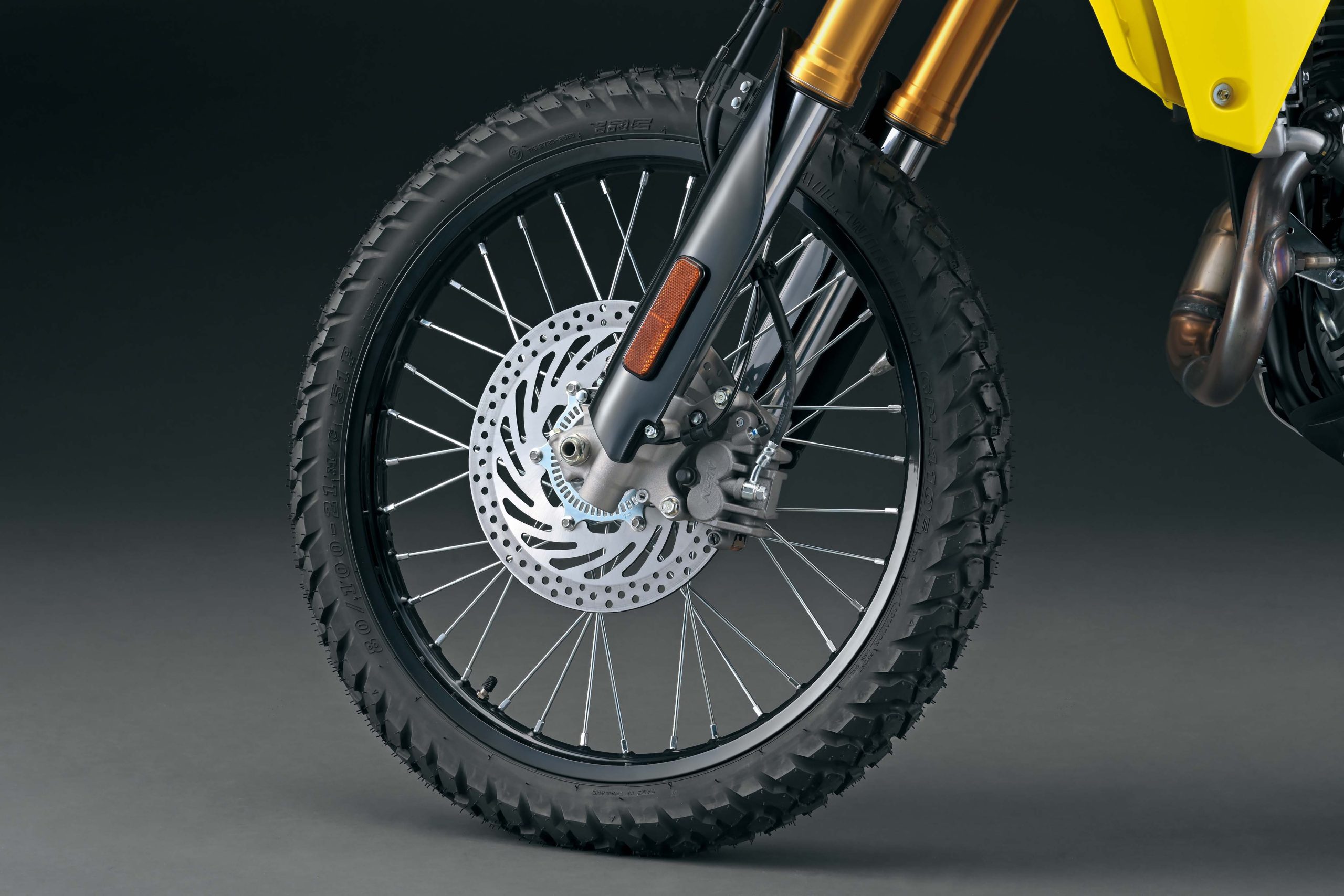 Suzuki_DR_Z400SRJM5_Front_wheel_and_tire